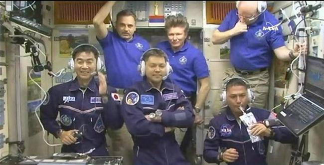 ーー油井さ~ん!ISS,到着!おめでとうさん!ーーハハハーー。_d0060693_17375573.jpg