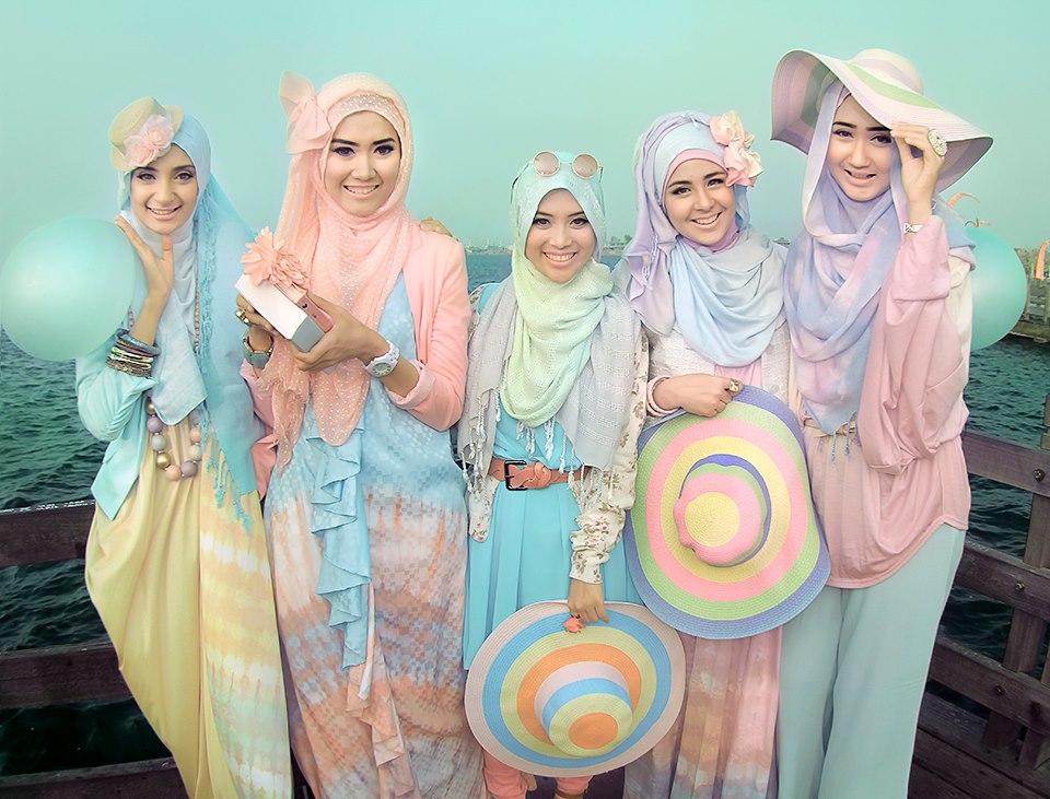 アメリカ在住のイスラム教徒の女の子にも日本のロリータ・ファッションは人気?! The Hijabi Lolita_b0007805_11343235.jpg