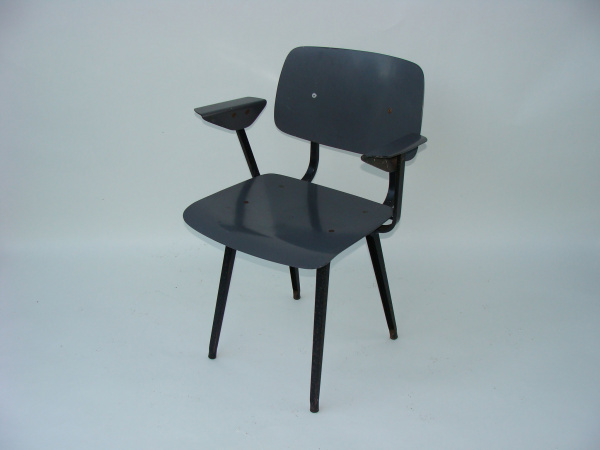 \"Friso Kramer Revolt Chair with armrests\"ってこんなこと。_c0140560_1156321.jpg