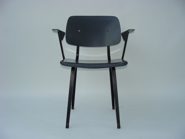 \"Friso Kramer Revolt Chair with armrests\"ってこんなこと。_c0140560_19242641.jpg