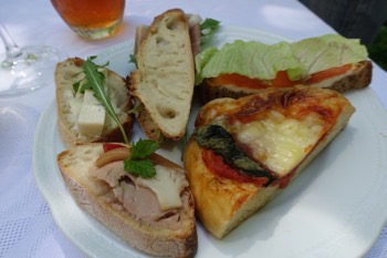 お散歩のあとは、みんなでブランチ♪_e0192217_1511383.jpg
