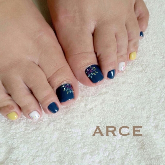 花火フットネイル 表参道のネイルサロン Arce アルセ 花火フットネイル 表参道のネイルサロン Arce アルセ