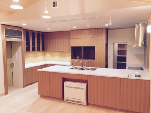 リフォーム現場、家具搬入_a0129492_05570657.jpg