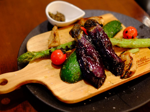 「八丁堀 niku kitchen BOICHI(ボイチ)の肉串、和牛かたまり肉、野菜焼き盛り」_a0000029_2395290.jpg
