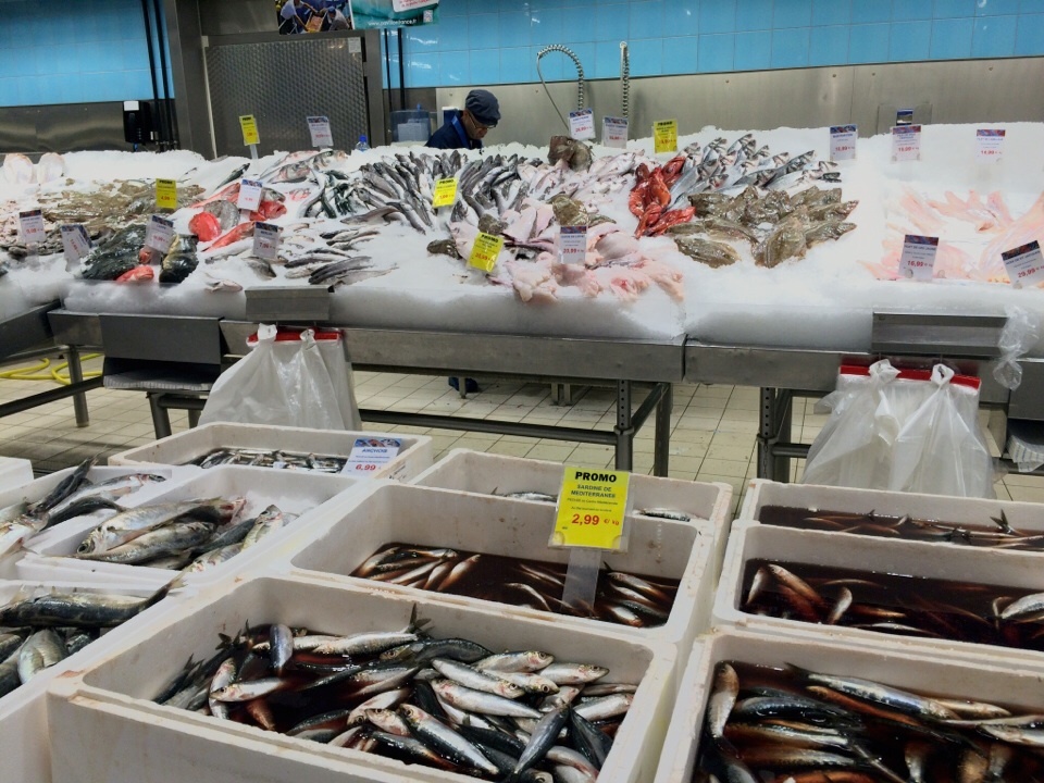 Poissonnarie 魚屋 でアジ発見 ルクセンブルク De 海外生活