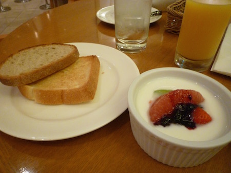 2015.7　カフェセリーナの朝食 & 喫煙ルームの消臭_e0194987_15503669.jpg