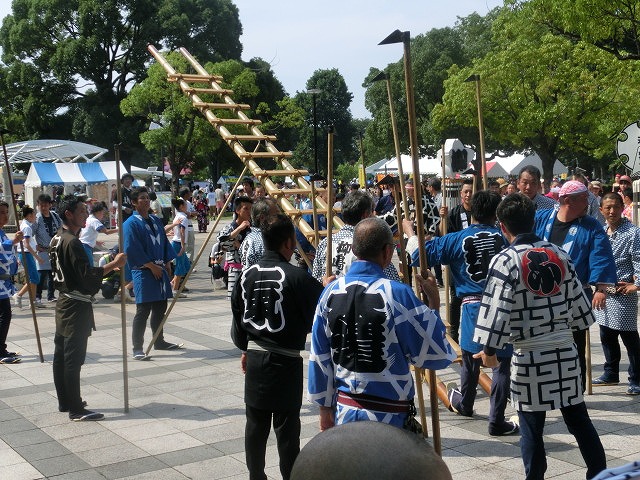 初めて近くで観戦! 「富士まつり」オープニングで気合が入った鳶の皆さんの「はしご乗り」_f0141310_7564879.jpg