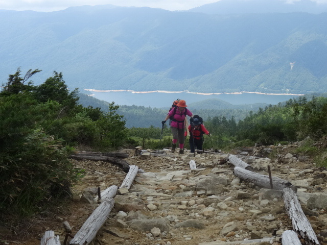 有峰湖と登山者_f0221052_07072085.jpg