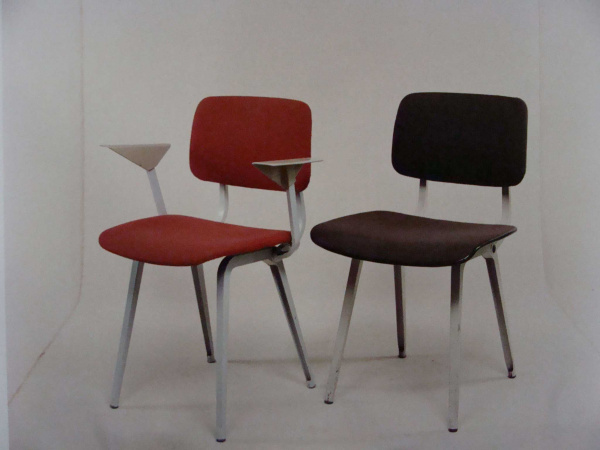 \"Friso Kramer Revolt Chair with armrests / no armrests\"ってこんなこと。_c0140560_10182192.jpg