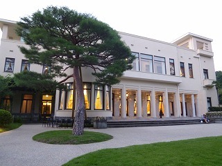 Friday night museumその1 美しい建築の外観と庭園に魅せられて_a0165160_14061957.jpg