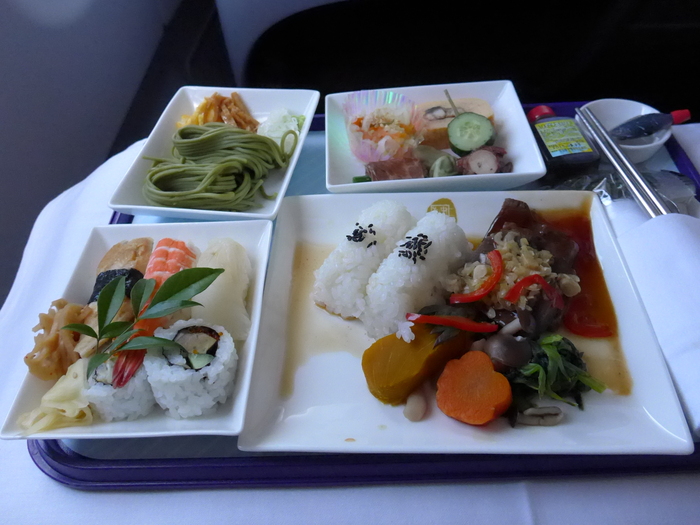 中国東方航空機内食をいただく。_f0232060_19363657.jpg