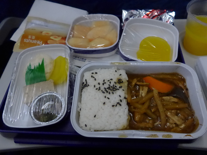 中国東方航空機内食をいただく。_f0232060_1938508.jpg