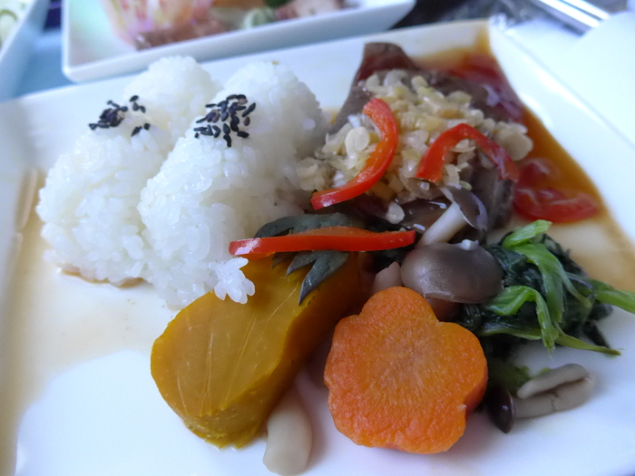 中国東方航空機内食をいただく。_f0232060_19524450.jpg