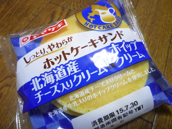 【菓子パン】ホットケーキサンド 北海道産チーズ入りクリーム&ホイップクリーム@ヤマザキ_c0152767_935537.jpg