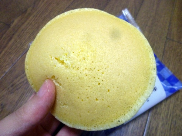 【菓子パン】ホットケーキサンド 北海道産チーズ入りクリーム&ホイップクリーム@ヤマザキ_c0152767_9365029.jpg