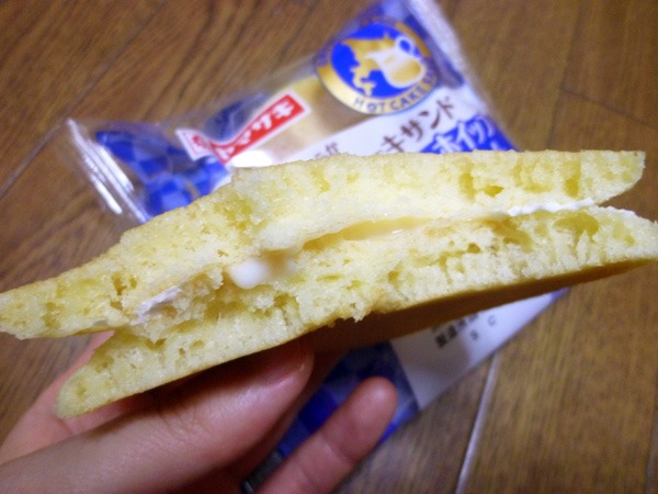 【菓子パン】ホットケーキサンド 北海道産チーズ入りクリーム&ホイップクリーム@ヤマザキ_c0152767_937407.jpg