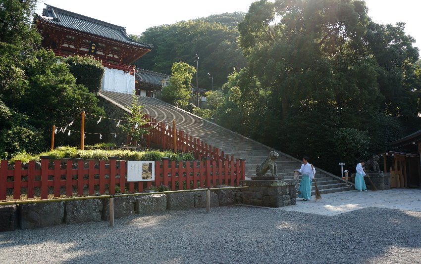 朝の八幡宮_e0021129_0181526.jpg