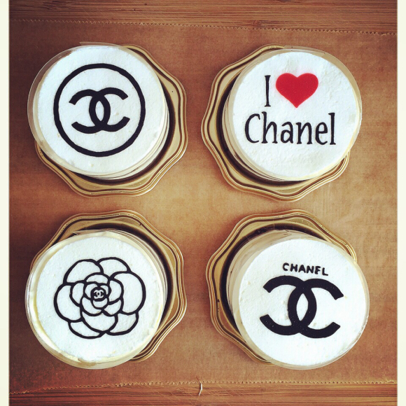シャネルのロゴをのせたオレオのレアチーズケーキ Chanel Cheescake 幸せなトカゲ おもにケーキをつくってます