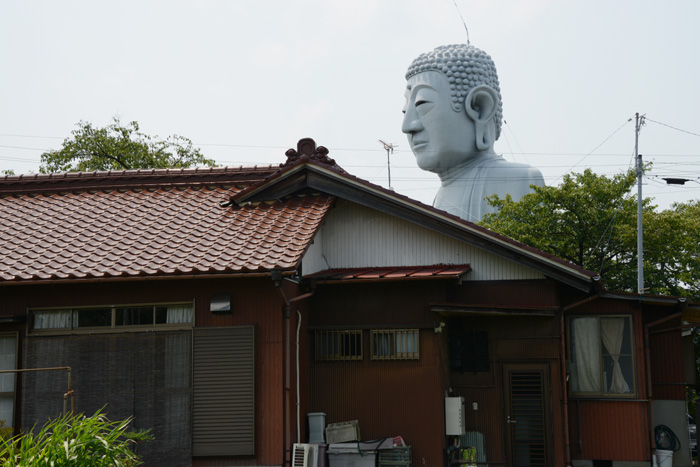 愛知の珍スポット!住宅街に出現する奈良の大仏より2m高い!布袋大仏_e0171573_21392340.jpg
