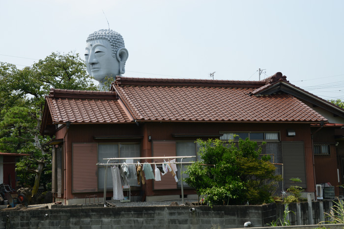 愛知の珍スポット!住宅街に出現する奈良の大仏より2m高い!布袋大仏_e0171573_2139291.jpg