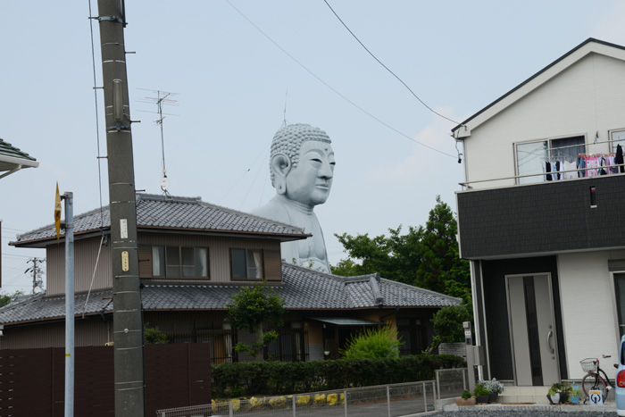 愛知の珍スポット!住宅街に出現する奈良の大仏より2m高い!布袋大仏_e0171573_21394465.jpg