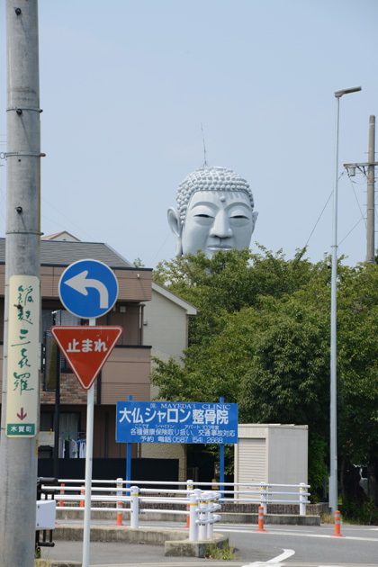 愛知の珍スポット!住宅街に出現する奈良の大仏より2m高い!布袋大仏_e0171573_21395933.jpg