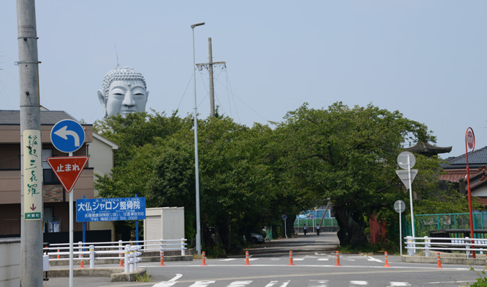 愛知の珍スポット!住宅街に出現する奈良の大仏より2m高い!布袋大仏_e0171573_2140563.jpg