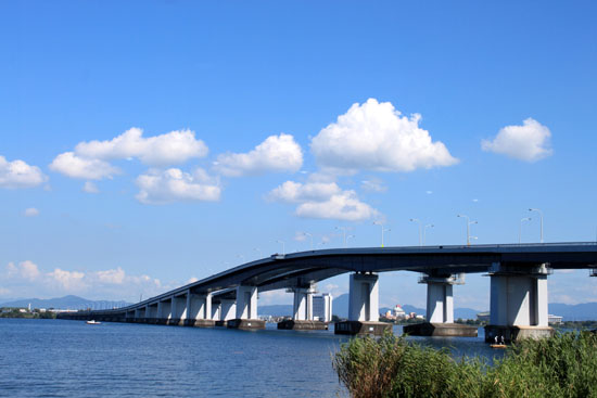 琵琶湖を渡る_e0048413_22552239.jpg