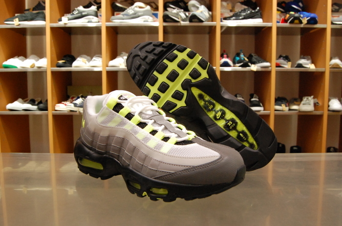 AIR MAX 95 明日販売いたします。_b0142780_12540635.jpg