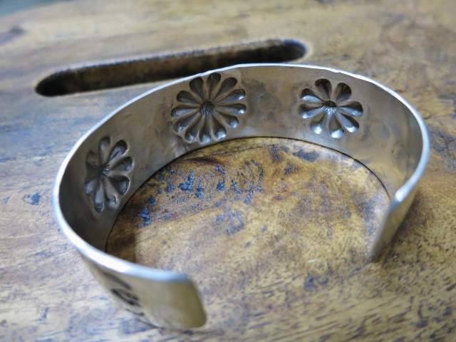 TOP ARTIST の御安く・雰囲気好いSILVER BANGLE 。。。NORA BILL etc..._d0152280_9403136.jpg