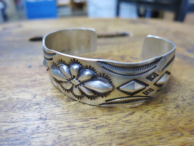 TOP ARTIST の御安く・雰囲気好いSILVER BANGLE 。。。NORA BILL etc..._d0152280_940545.jpg