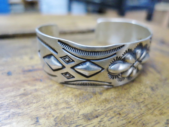 TOP ARTIST の御安く・雰囲気好いSILVER BANGLE 。。。NORA BILL etc..._d0152280_941264.jpg