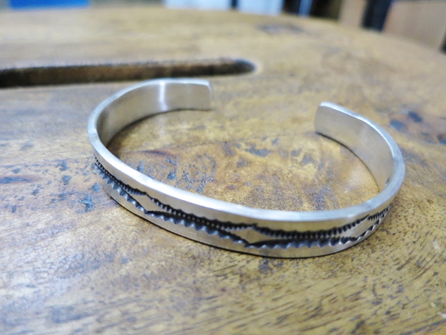 TOP ARTIST の御安く・雰囲気好いSILVER BANGLE 。。。NORA BILL etc..._d0152280_9451166.jpg