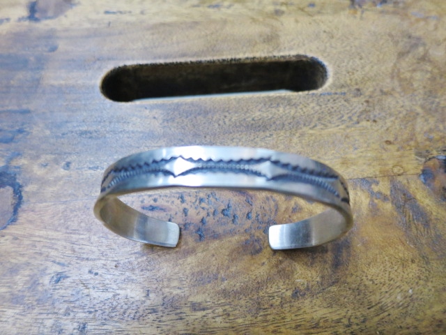 TOP ARTIST の御安く・雰囲気好いSILVER BANGLE 。。。NORA BILL etc..._d0152280_945242.jpg
