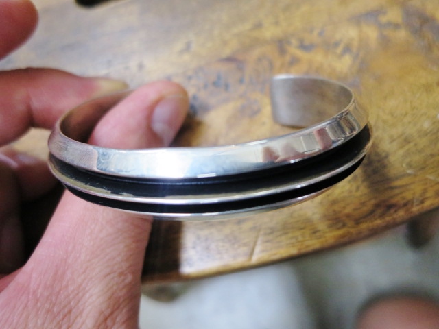 TOP ARTIST の御安く・雰囲気好いSILVER BANGLE 。。。NORA BILL etc..._d0152280_9491652.jpg