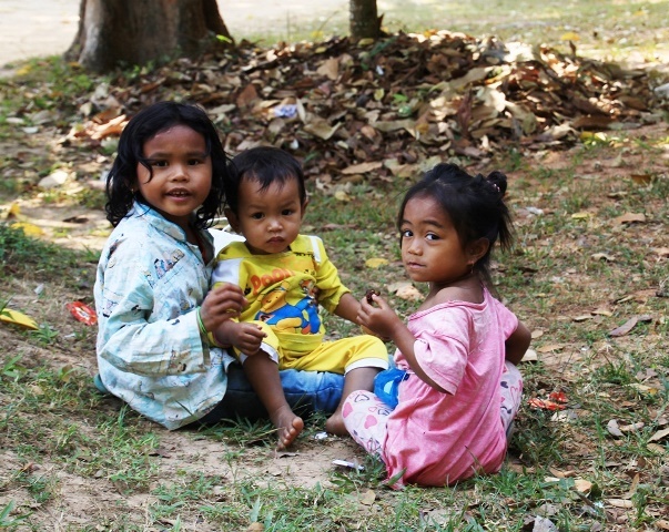 カンボジア 裸足の子供たち 夢 ファンダンゴ