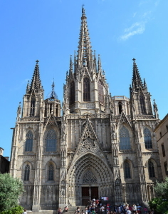 モデルニスモ建築とゴシック建築、現代建築が共存する街_a0113718_14405805.jpg