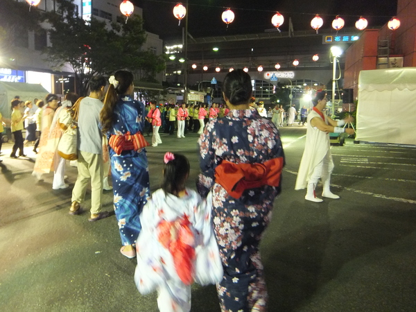 7/31　布施駅前で盆踊り_e0175020_0123728.jpg