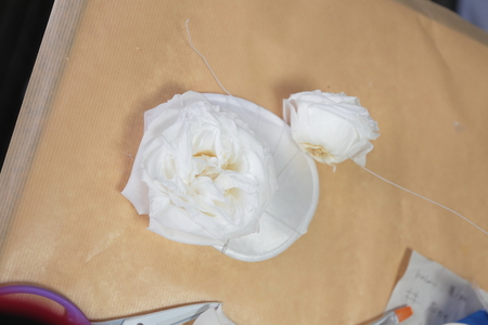 はじめてでも簡単！花の髪飾りの作り方　ヘッドベースを使って　東京堂7階展示のウェディング展示２_a0042928_1444955.jpg
