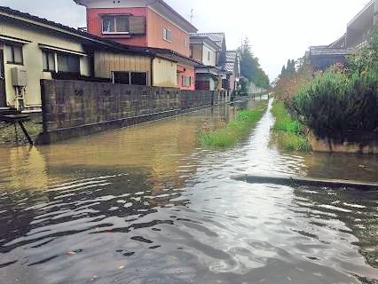 また高橋５丁目では道路冠水が_d0261484_21564079.jpg