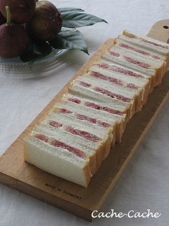 無花果とマスカルポーネのサンドイッチ キッチンで猫と