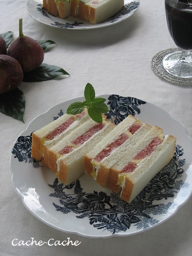 無花果とマスカルポーネのサンドイッチ キッチンで猫と