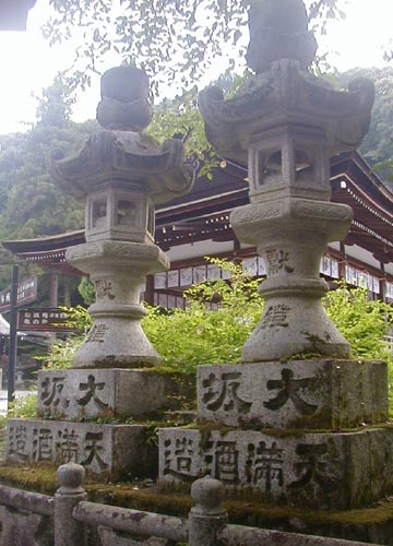 ●神社の造形―松尾と梅宮の菰樽_d0053294_0144143.jpg