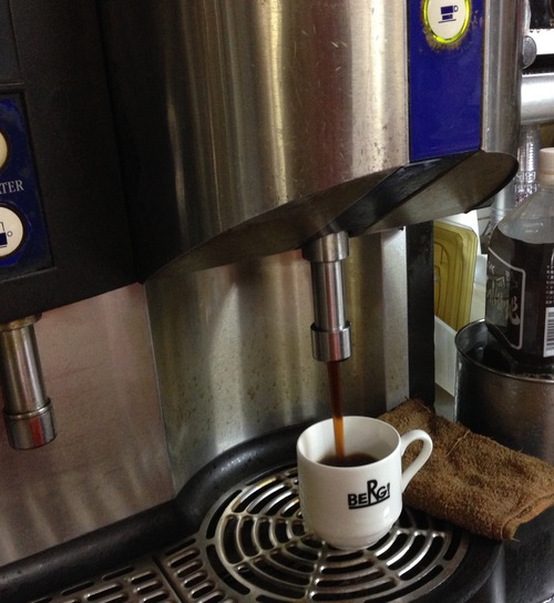 WMFコーヒーマシーンは本日限り、今日はめいいっぱいまで抽出いたします！おいしいコーヒーをどうぞ。 #ベルクのコーヒーマシーン #長い間おつかれさまでした_c0069047_18555999.jpg
