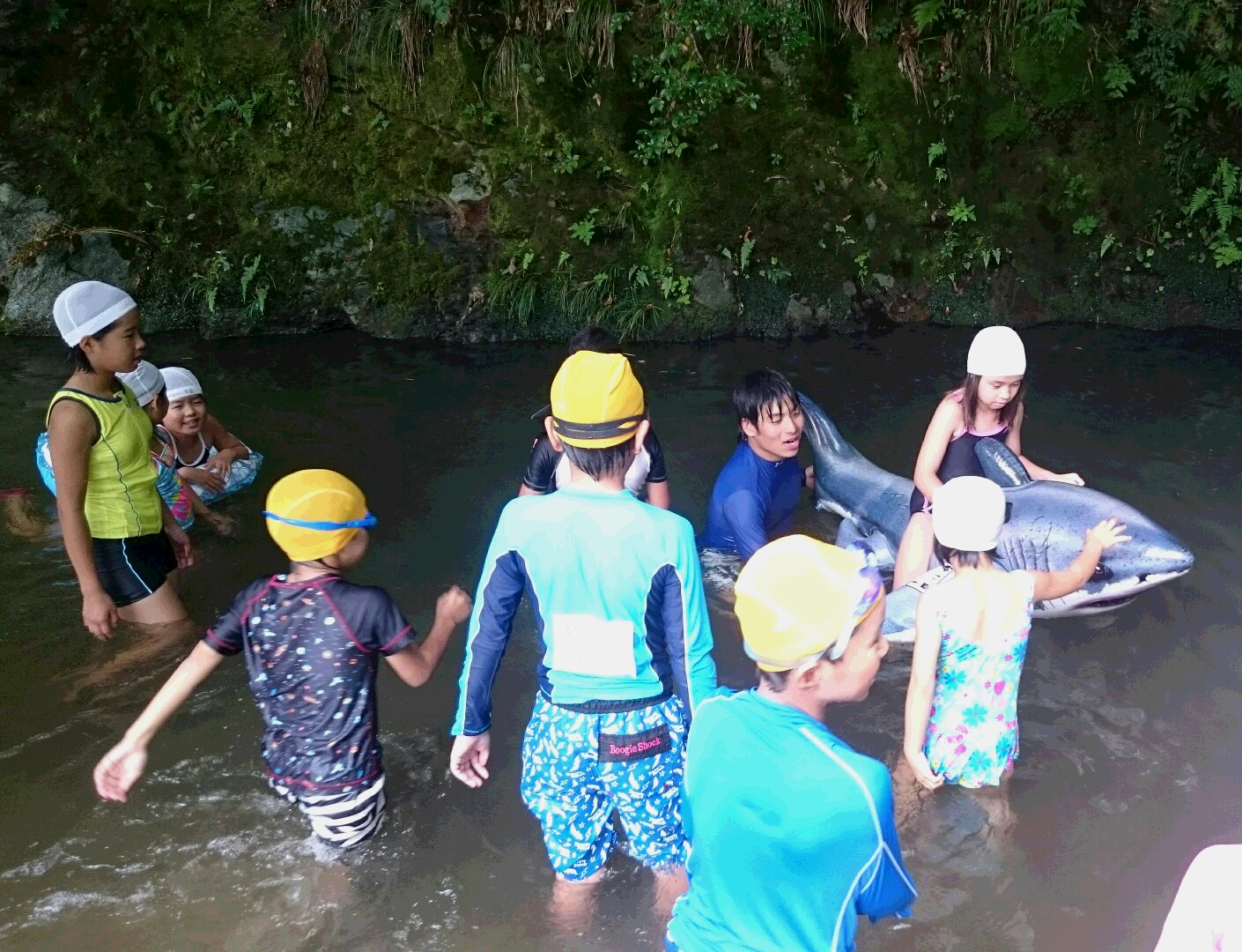 丹波美山の活動開始…雨にも負けず川遊び_d0265607_2384915.jpg