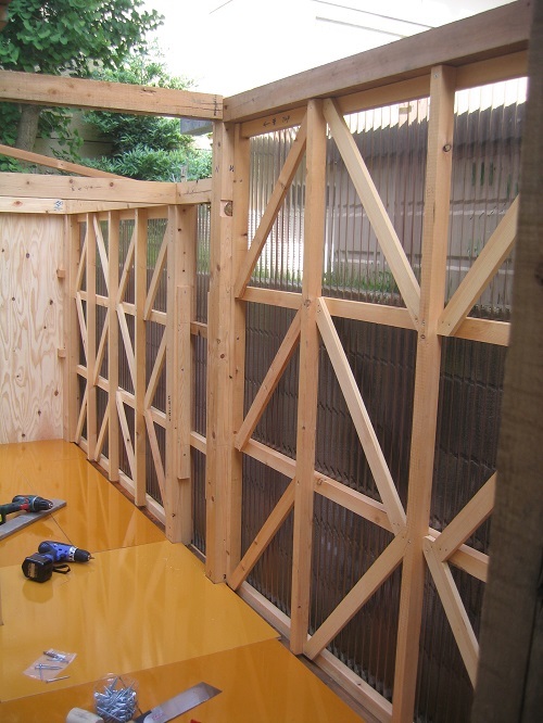 物置小屋づくりー４　建前と南側外壁のはめ込み_a0105544_23155176.jpg