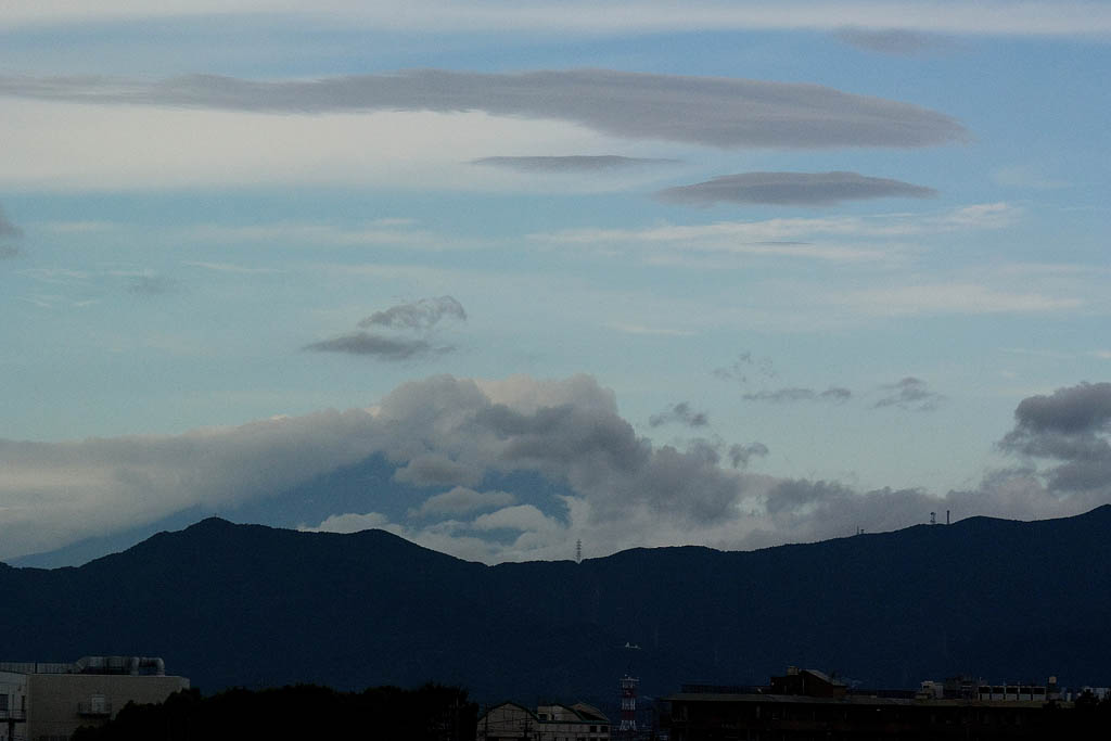大風の被害/嵐の中の太陽/早朝の空/ハスカワセミ/富士山_b0024798_11313998.jpg