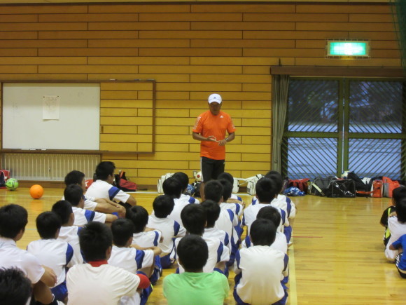 ヴァンフォーレ甲府フィジカルコーチ谷　真一郎先生によるサッカー教室を行いました。_d0010630_11563843.jpg