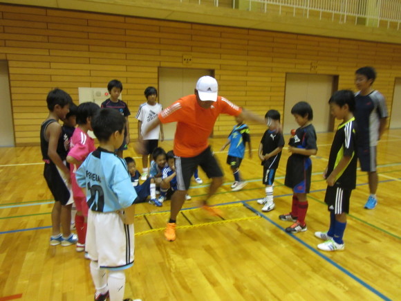 ヴァンフォーレ甲府フィジカルコーチ谷　真一郎先生によるサッカー教室を行いました。_d0010630_11565943.jpg