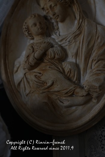 象牙色の光。1800年代の聖母子像_e0237680_11583358.jpg